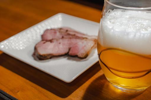 ビールとローストポーク ビールとローストポーク ビール,晩酌,ローストポークの写真素材