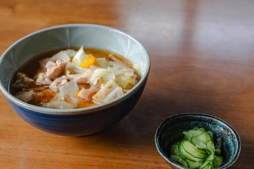豚汁ときゅうりの朝食 豚汁ときゅうりの朝食の写真