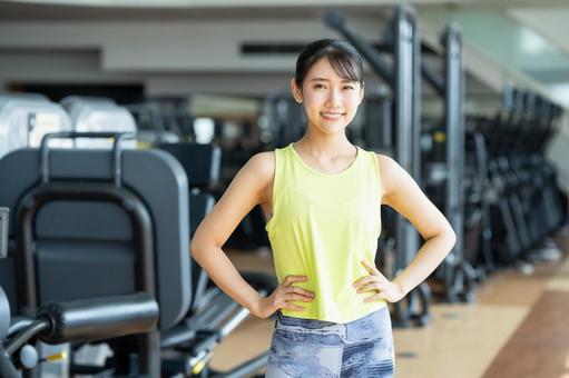 ジムでトレーニングする若い女性 ジム,フィットネス,トレーニングの写真素材