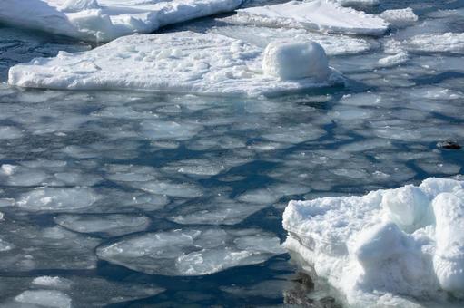 流氷の間を漂う海氷 流氷の間を漂う海氷 流氷,氷塊,氷の写真素材
