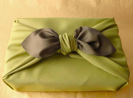 和の伝統的な心遣い　緑色の風呂敷 風呂敷,包み,ギフトの写真素材