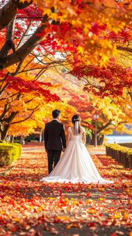 紅葉のウェデイングドレス姿の花嫁と花婿 紅葉のウェデイングドレス姿の花嫁と花婿の写真