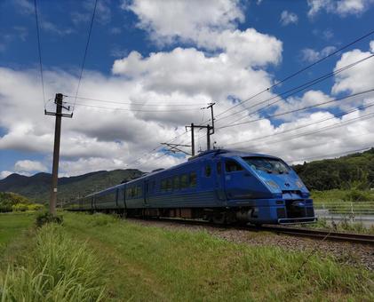 The 883 series "Sonic" runs on the Nippo Main Line in summer, 883 series, sonic, jr kyushu, JPG