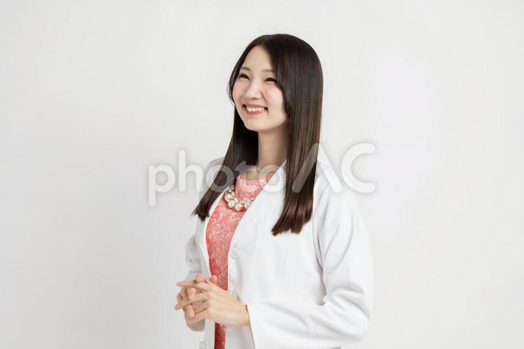 上目線で笑顔の女性の医者 医者,白衣,女医の写真素材