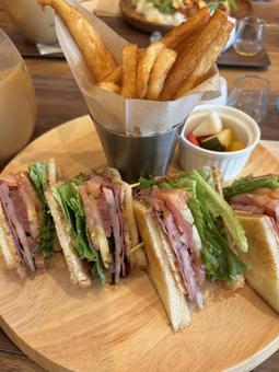 サンドイッチとポテトの写真