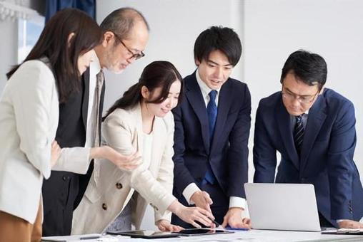 亞洲商務人士在會議上解釋 亞洲商務人士在會議上解釋