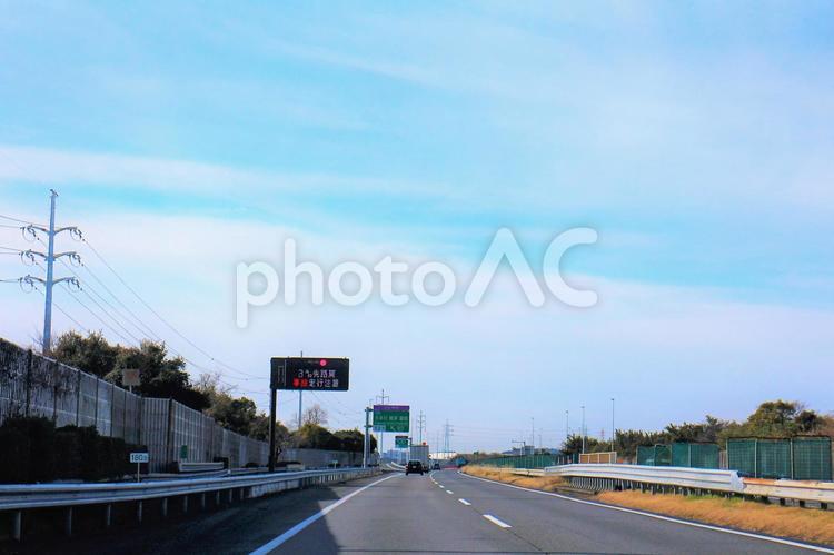 3キロ先路肩事故車両走行注意 電光掲示板,電光版,注意喚起の写真素材