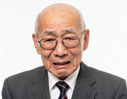 泣くスーツ姿のメガネをかけた老人顔アップの写真