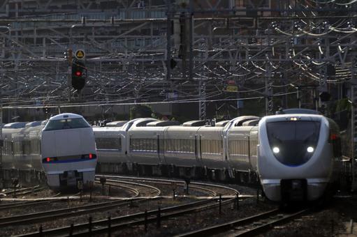 サンダーバードのすれ違い サンダーバードのすれ違い 鉄道,乗り物,線路の写真素材