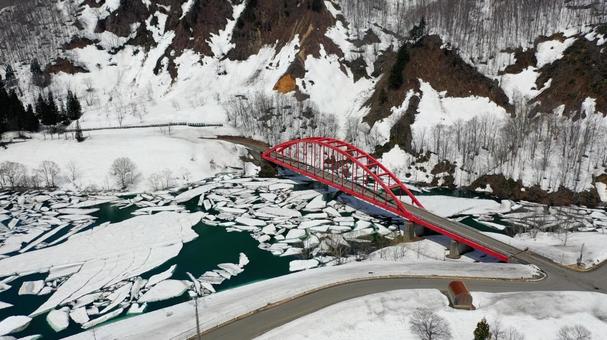 破間川ダム 雪流れの絶景　新潟　魚沼 雪流れ,破間川ダム,ダム湖の写真素材