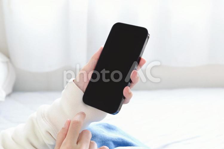 スマートフォンを使う女性の手元 スマートフォン,女性,画面の写真素材