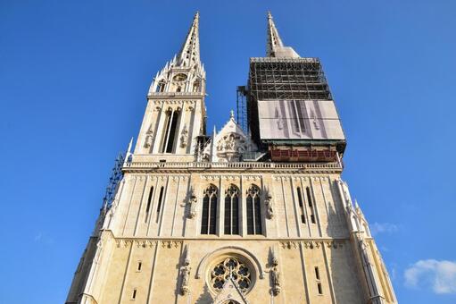 ザグレブ大聖堂の正面ファサード﻿と青空 ザグレブ大聖堂,クロアチア,ザグレブの写真素材