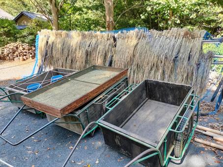 稲木掛けされて天日干ししている稲束と荷車 稲木掛けされて天日干ししている稲束と荷車の写真