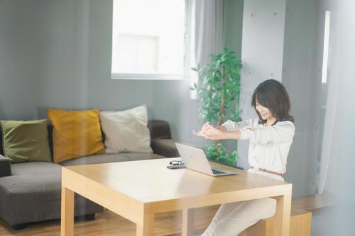 ライフスタイル ライフスタイル ストレッチ,伸びる,女性の写真素材