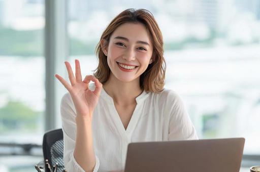 OKサインをするビジネス女性 OKサインをするビジネス女性の写真