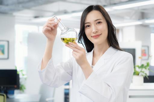 実験をする白衣の若い女性研究者 実験をする白衣の若い女性研究者 研究,サイエンス,実験の写真素材