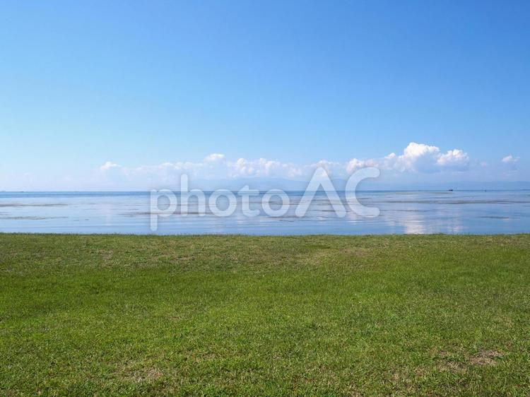 琵琶湖の景色  空と湖と草原 空,琵琶湖,自然の写真素材