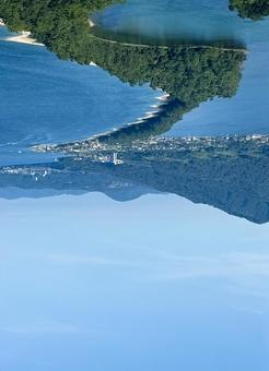 股のぞきで逆さに見た天橋立 股のぞきで逆さに見た天橋立の写真