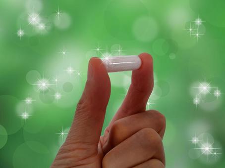 薬を手で持つ 薬,カプセル,カプセル錠の写真素材