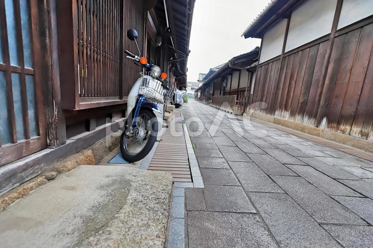 日本の原風景・古民家・原付バイク・イメージ バイク,日本,和の写真素材