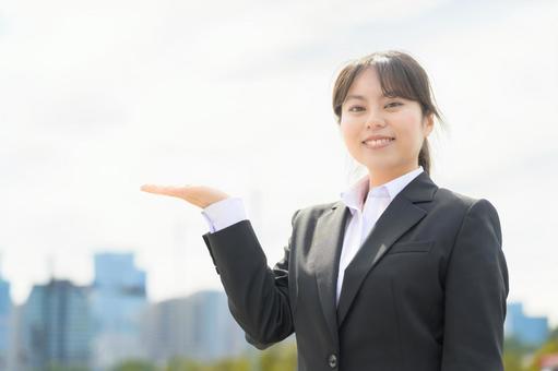 ビル街でご案内をする女性 ビジネス,ビジネスマン,会社員の写真素材
