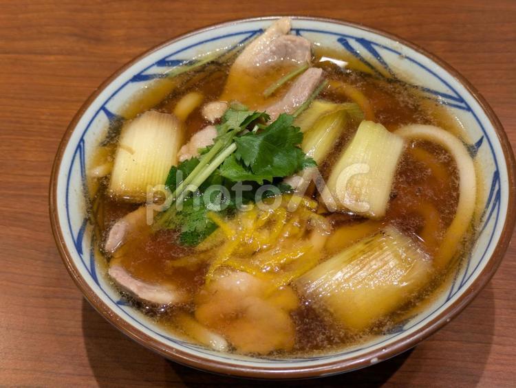 横浜市旭区上白根町の鴨ねぎうどん 丸亀製麺横浜上白根,うどんチェーン店,外食の写真素材