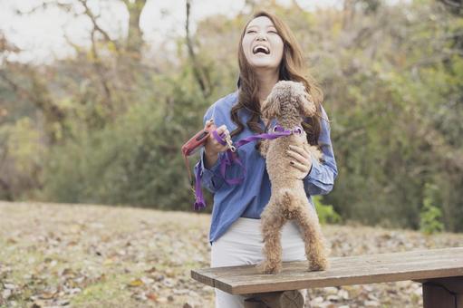 Woman walking in the park with her pet, mascota, mujer, toy poodle, JPG