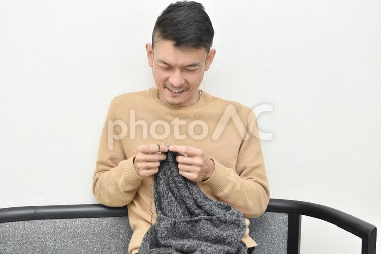 編み物をする男性3 編み物,男性,手編みの写真素材