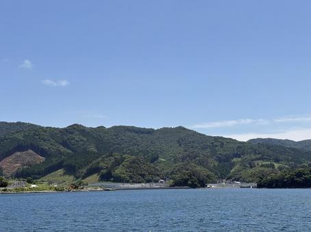 海越しに望む緑の山々 海越しに望む緑の山々 山,海,自然の写真素材