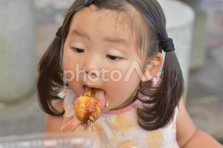 たこ焼きを食べる子供 子供,たこ焼き,食べるの写真素材