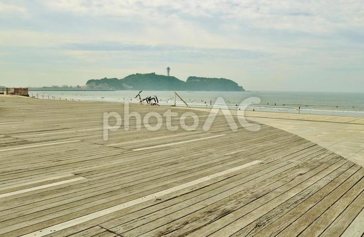 湘南海岸公園のウッドデッキからの眺め 湘南海岸公園,西浜,ボードの写真素材