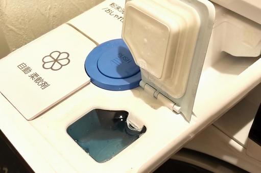 洗剤を洗濯機に入れる 洗濯機,洗剤,柔軟剤の写真素材