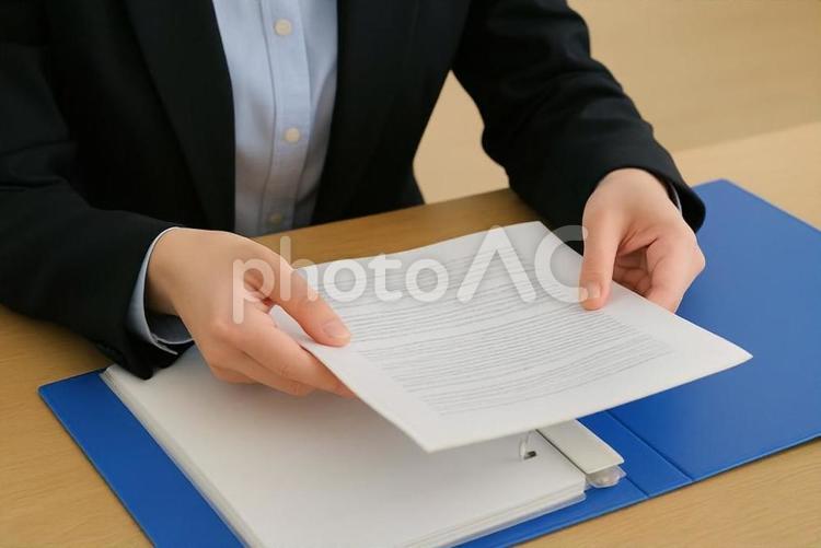 会社で書類をファイリングする男性社員 書類,整理,オフィスの写真素材