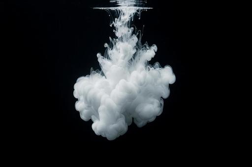 煙が縦にふわっと上から広がる 煙が縦にふわっと上から広がるの写真
