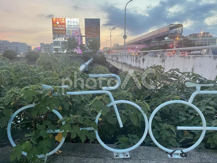 台湾歩道の自転車型の柵と街の風景 台湾,台中,歩道の写真素材