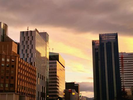 ビルの谷間 夕空 夕焼け オフィスビル ビルの谷間 夕空 夕焼け オフィスビル 北海道,札幌市,札幌駅前の写真素材