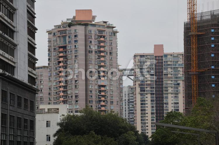 高層マンションと工事中の建物ある深圳の街 高層マンション,工事中,建物の写真素材