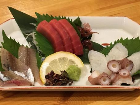 刺身盛り合わせ(サンマ・中トロ・たこ) 刺身盛り合わせ(サンマ・中トロ・たこ) 刺身盛り合わせ,サンマ,中トロの写真素材