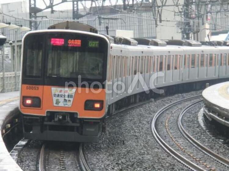 駅から見た東武伊勢崎線の車両 東武,伊勢崎線,東急の写真素材