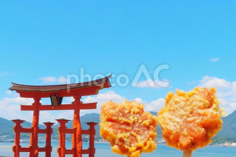 【広島県】宮島大鳥居と宮島名物揚げもみじ 揚げもみじ,もみじ饅頭,もみじまんじゅうの写真素材