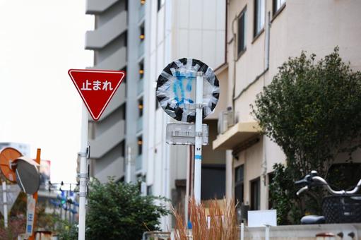 設置工事中の道路標識 警戒標識,道路標識,交通の写真素材