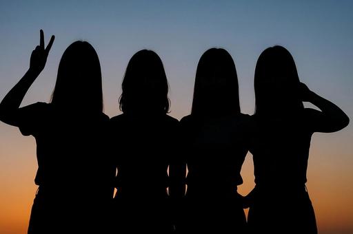 シルエット 4人女子組の夕景・友情・青春 シルエット 4人女子組の夕景・友情・青春の写真