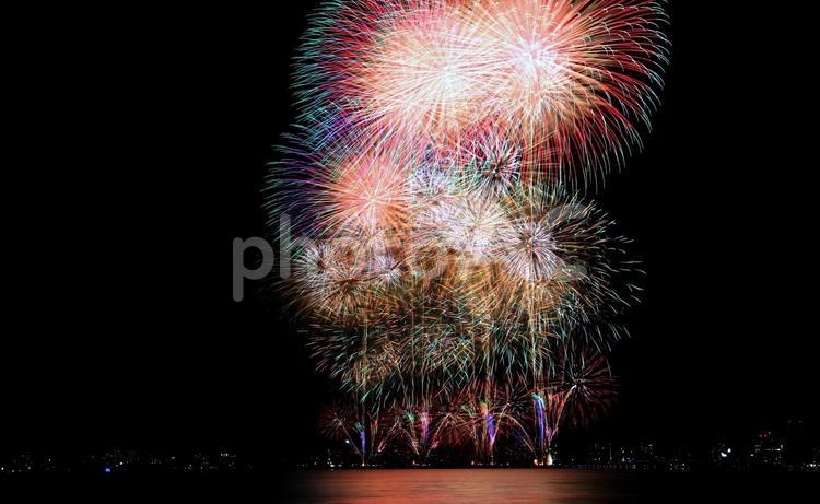 夜空を彩る湖上打ち上げ花火/松江水郷祭 打ち上げ花火,花火,夏の写真素材