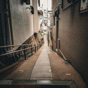 路地裏の坂道 路地裏の坂道 路地,坂道,狭いですの写真素材