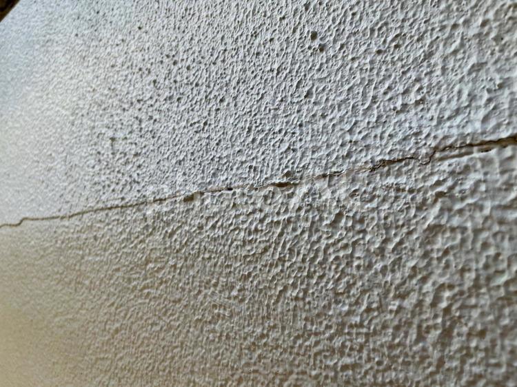 モルタル壁、横のクラック① モルタル,壁,クラックの写真素材
