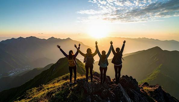 夏山で朝日に向かって手をあげる登山者 夏山で朝日に向かって手をあげる登山者の写真