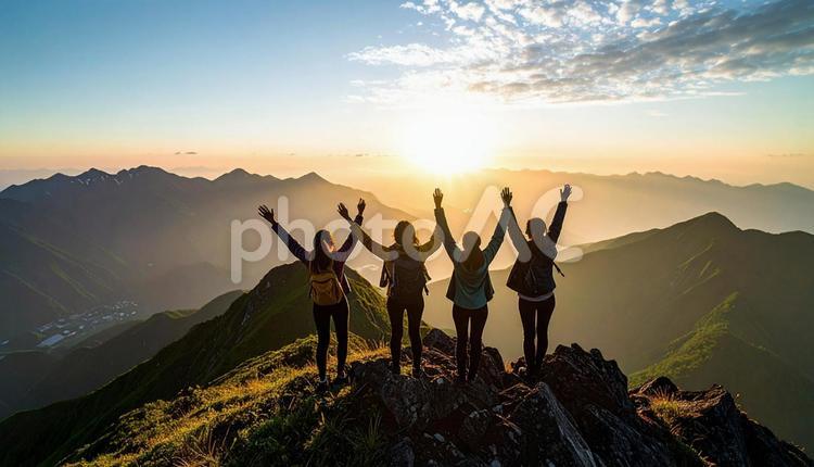 夏山で朝日に向かって手をあげる登山者 夏山,朝日,登山者の写真素材