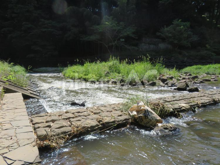 龍門の滝公園、対岸へ渡る石橋 川,流れ,橋の写真素材