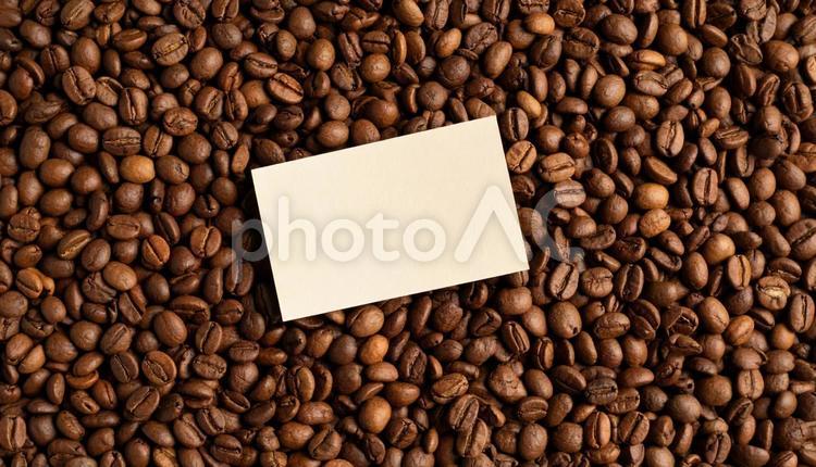 敷き詰められたコーヒー豆に置かれたカード コーヒー豆,背景,豆の写真素材