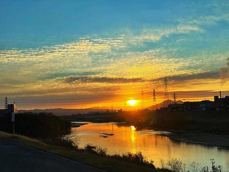 川面に映る夕日と美しい黄昏空 夕日,夕焼け,夕景の写真素材
